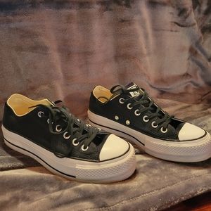 Womens low top platform Converse black sneaker size US 7